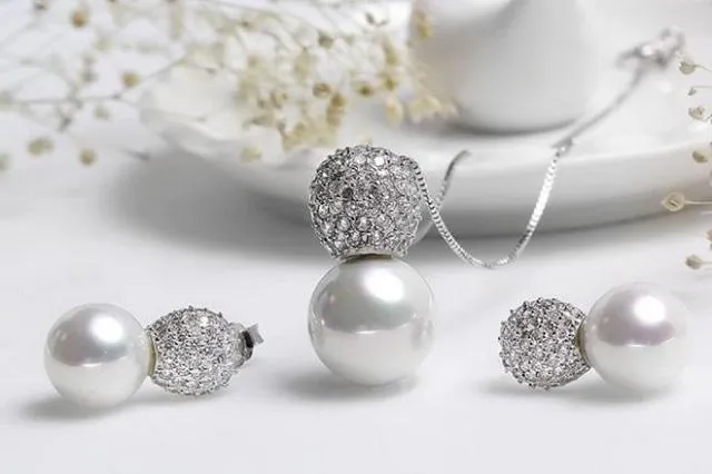 Bông tai bạch kim mang đến sự sang trọng cho chủ nhân